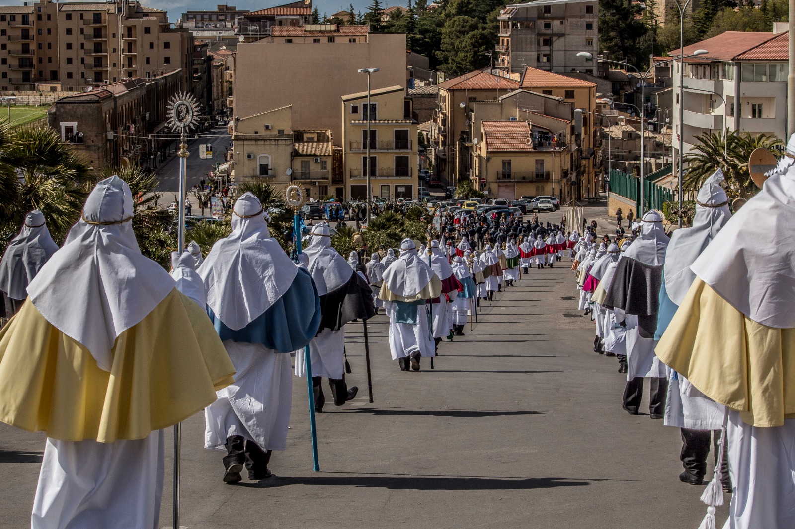 Processione della Settimana Santa a Enna, evento tradizionale vicino al Domus Enna