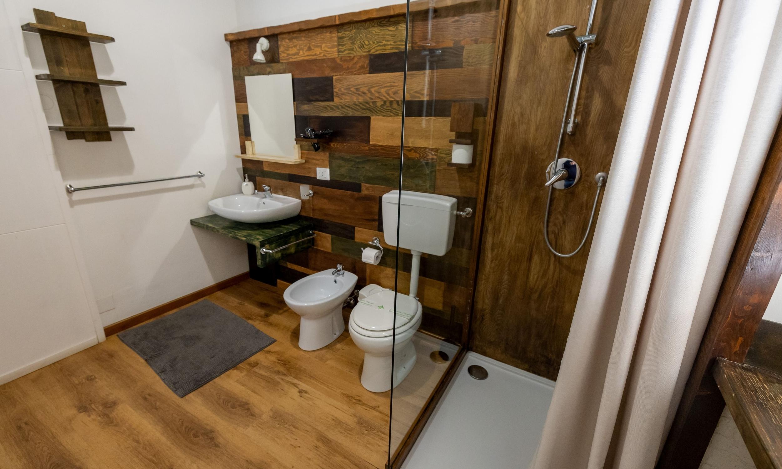 Bagno elegante con accessori moderni riservato alla quadrupla del B&B Domus Enna