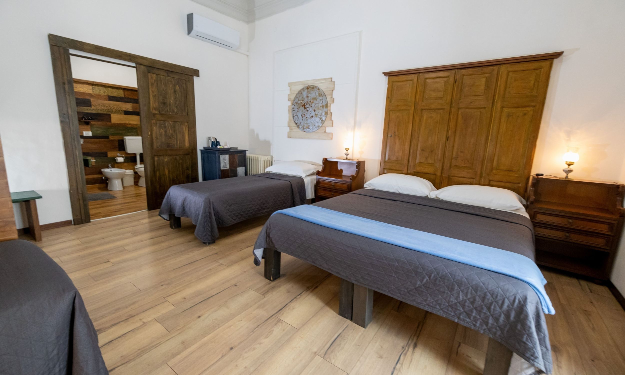 Stanza quadrupla luminosa e accogliente con arredi moderni, Domus Enna