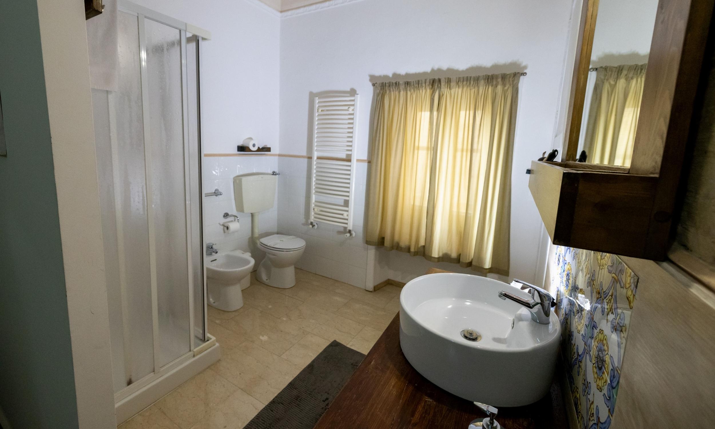 Bagno elegante riservato alla camera matrimoniale del B&B Domus Enna