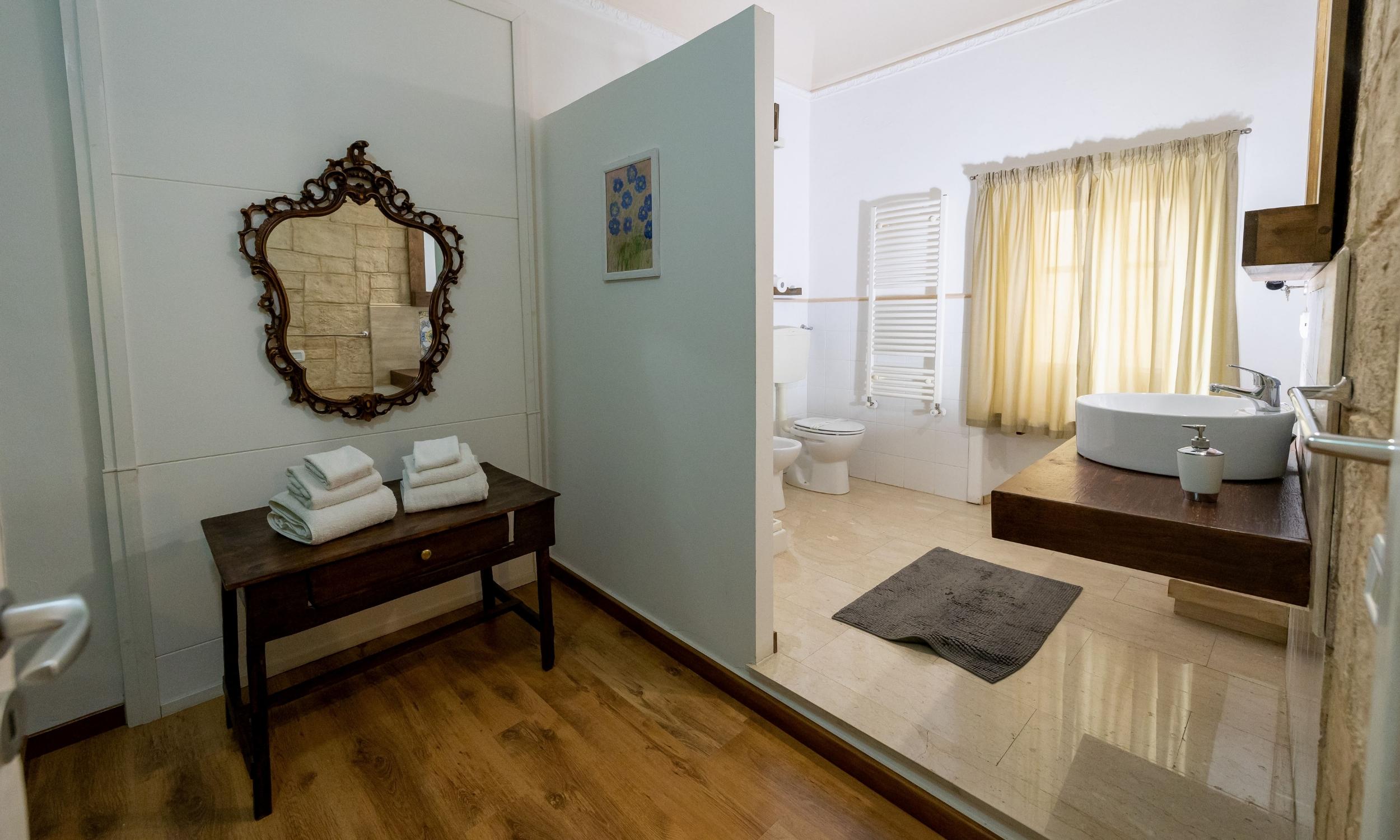 Bagno privato della camera matrimoniale con doccia moderna, Domus Enna